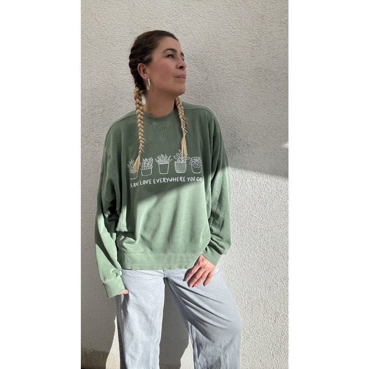 Bügelbild Plant Love Sukkulenten in Weiß auf einem grünen Sweatshirt (Beispielbild)