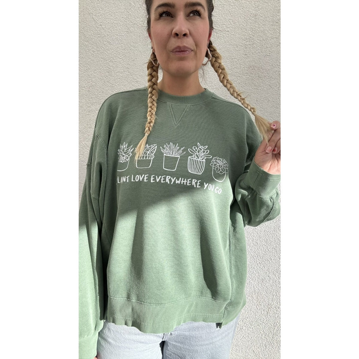 Bügelbild Plant Love Sukkulenten auf grünem Sweatshirt, Ansicht von vorne (Beispielbild)