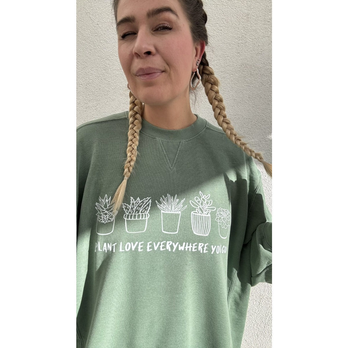 Bügelbild Plant Love Sukkulenten auf grünem Sweatshirt, Frau mit Zöpfen (Beispielbild)