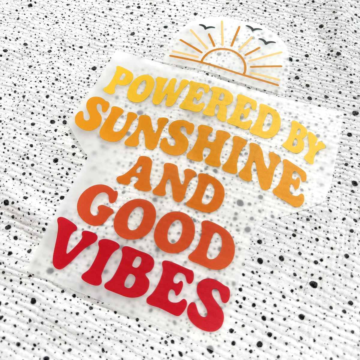 POWERED BY SUNSHINE auf einem Shirt aufgebügelt