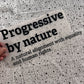 Bügelbild Progressive by nature groß in Schwarz, ca. 29 x 14 cm, in der Hand gehalten