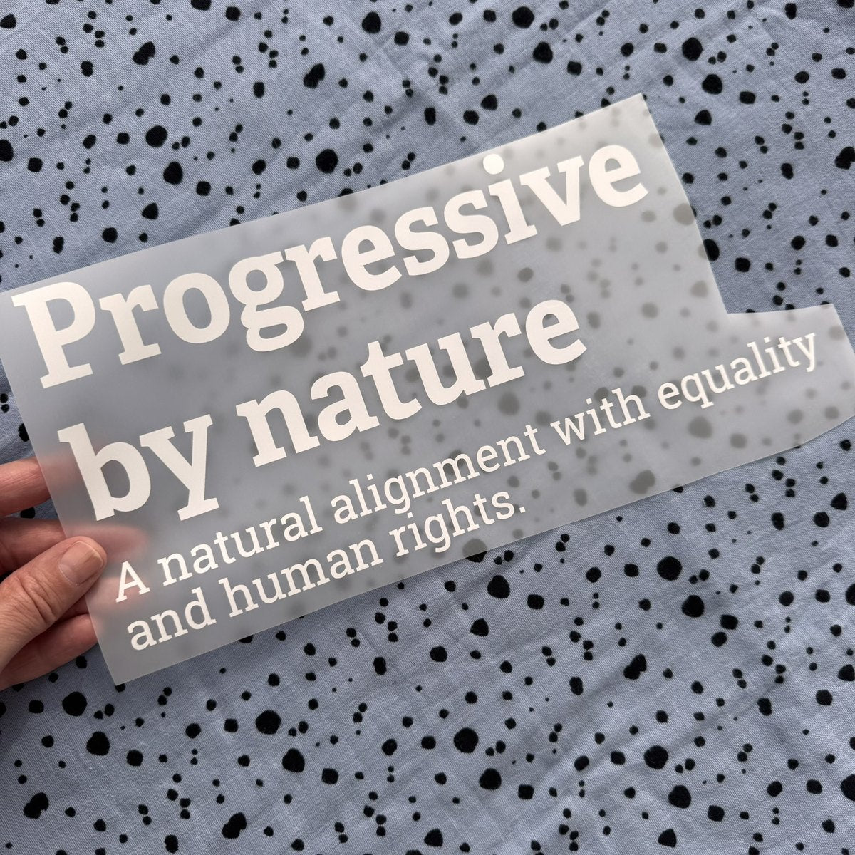 Bügelbild Progressive by nature groß in Weiß, ca. 29 x 14 cm, in der Hand gehalten