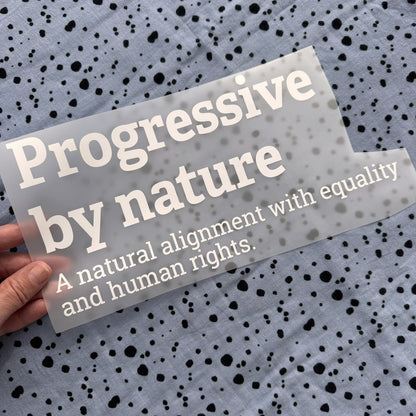 Bügelbild Progressive by nature groß in Weiß, ca. 29 x 14 cm, in der Hand gehalten