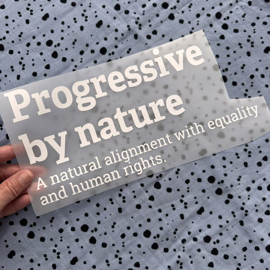 Bügelbild Progressive by nature groß in Weiß, ca. 29 x 14 cm, in der Hand gehalten
