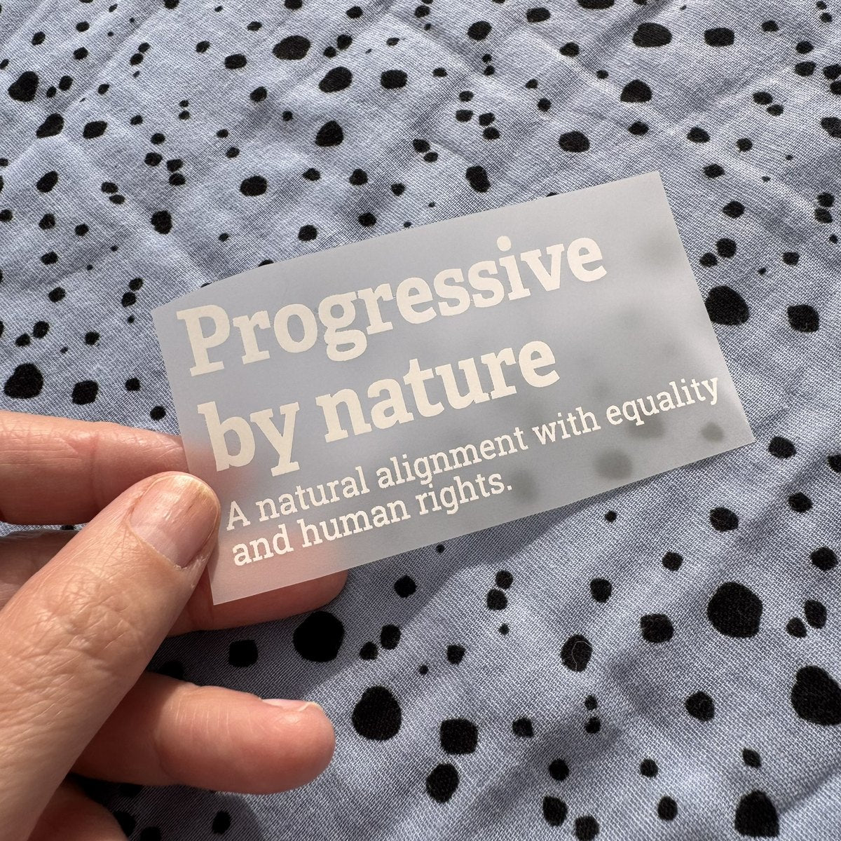 Bügelbild Progressive by nature klein in Weiß, ca. 9,5 x 4,5 cm, in der Hand gehalten