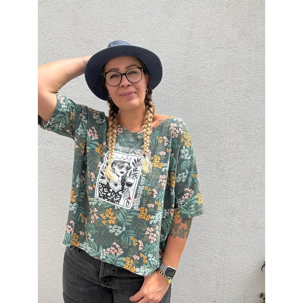 Bügelbild Self-Love Queen auf einem grünen Shirt mit Blumenmuster, Frau mit Hut (Beispielbild)