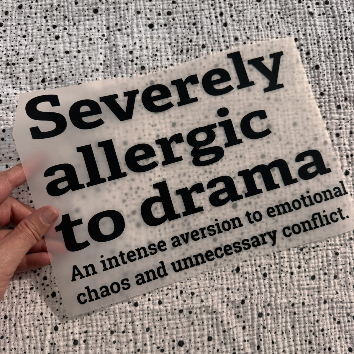 Bügelbild Severely allergic to drama groß in Schwarz, ca. 29 x 20,5 cm, in der Hand gehalten