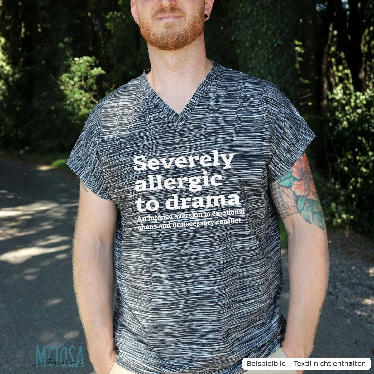 Bügelbild Severely allergic to drama groß in Weiß auf einem gestreiften Herren-Shirt mit V-Ausschnitt (Beispielbild, Textil nicht enthalten)