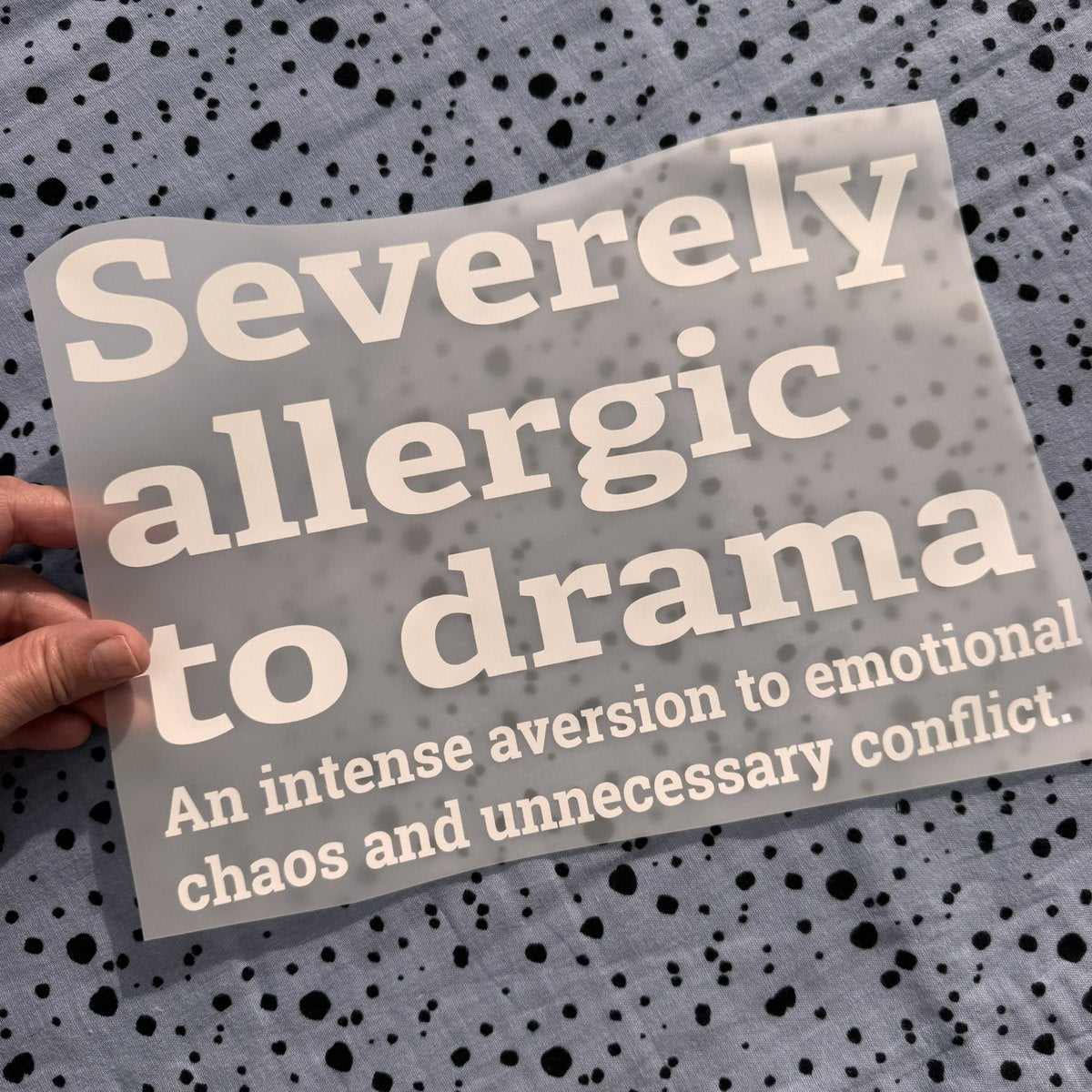 Bügelbild Severely allergic to drama groß in Weiß, ca. 29 x 20,5 cm, in der Hand gehalten