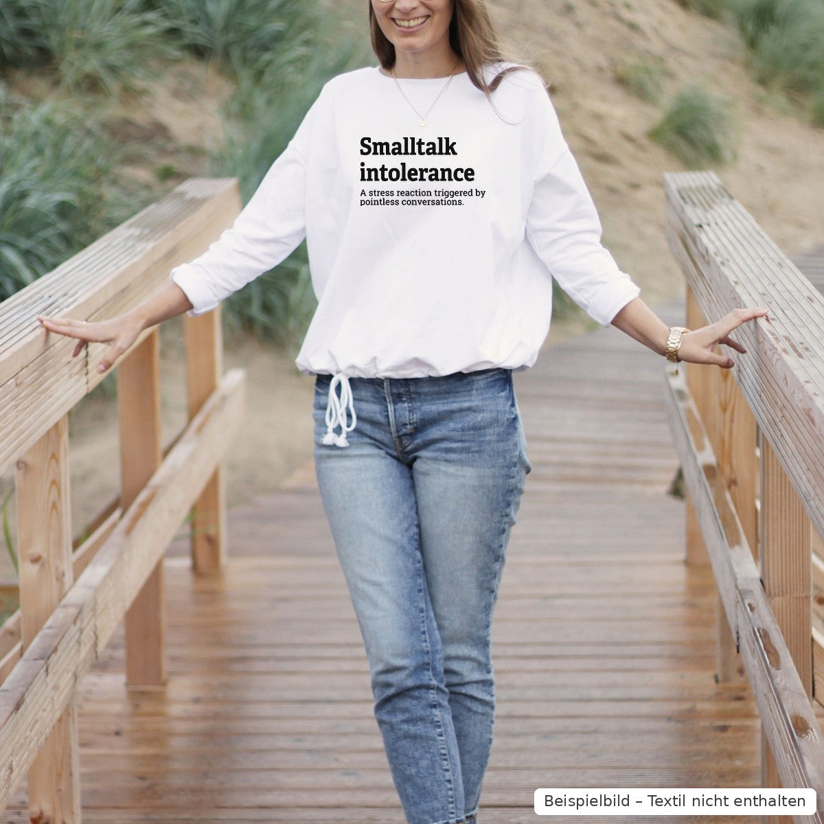 Bügelbild Smalltalk intolerance groß in Schwarz auf einem weißen Oversized-Pulli (Beispielbild, Textil nicht enthalten)
