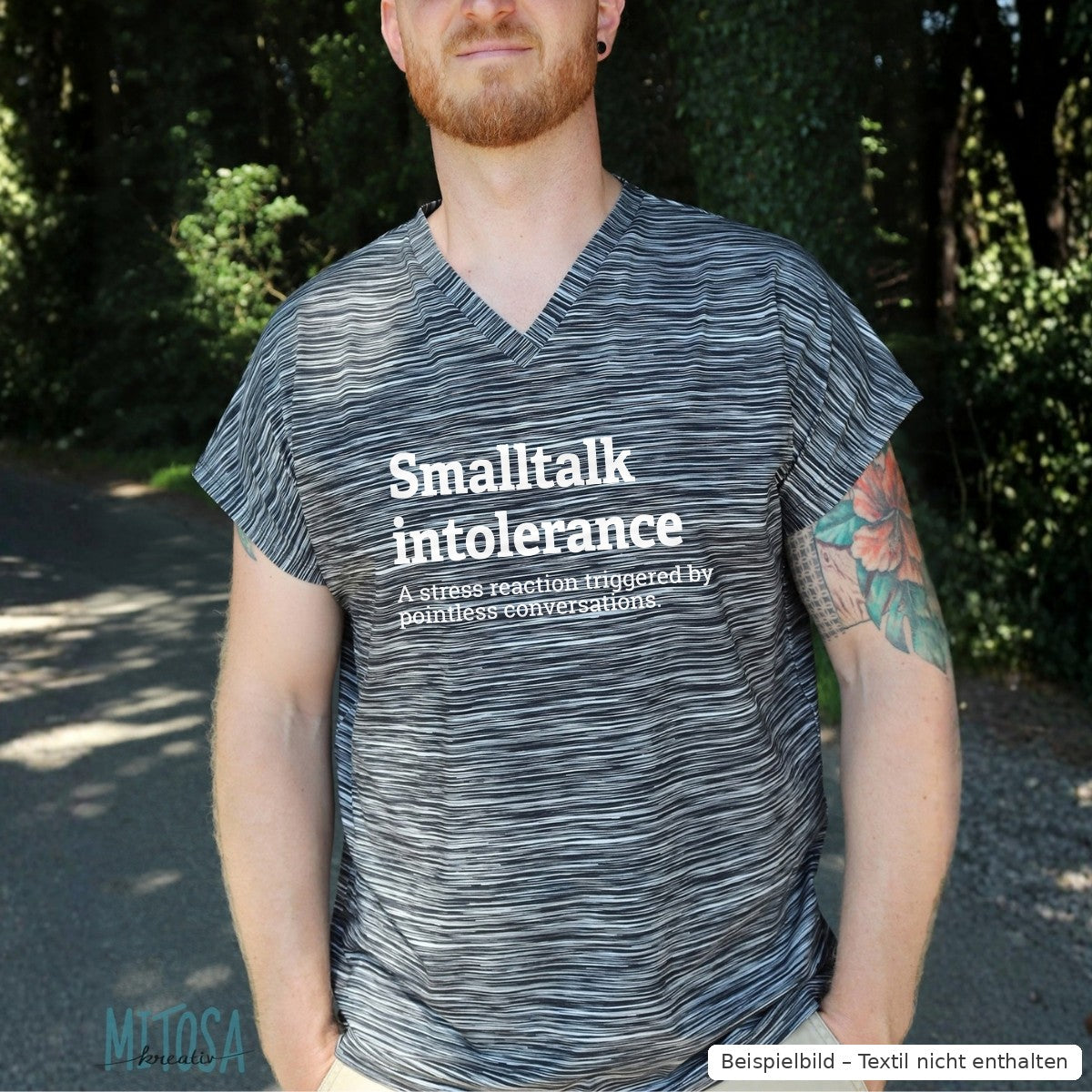 Bügelbild Smalltalk intolerance groß in Weiß auf einem gestreiften Herren-Shirt mit V-Ausschnitt (Beispielbild, Textil nicht enthalten)
