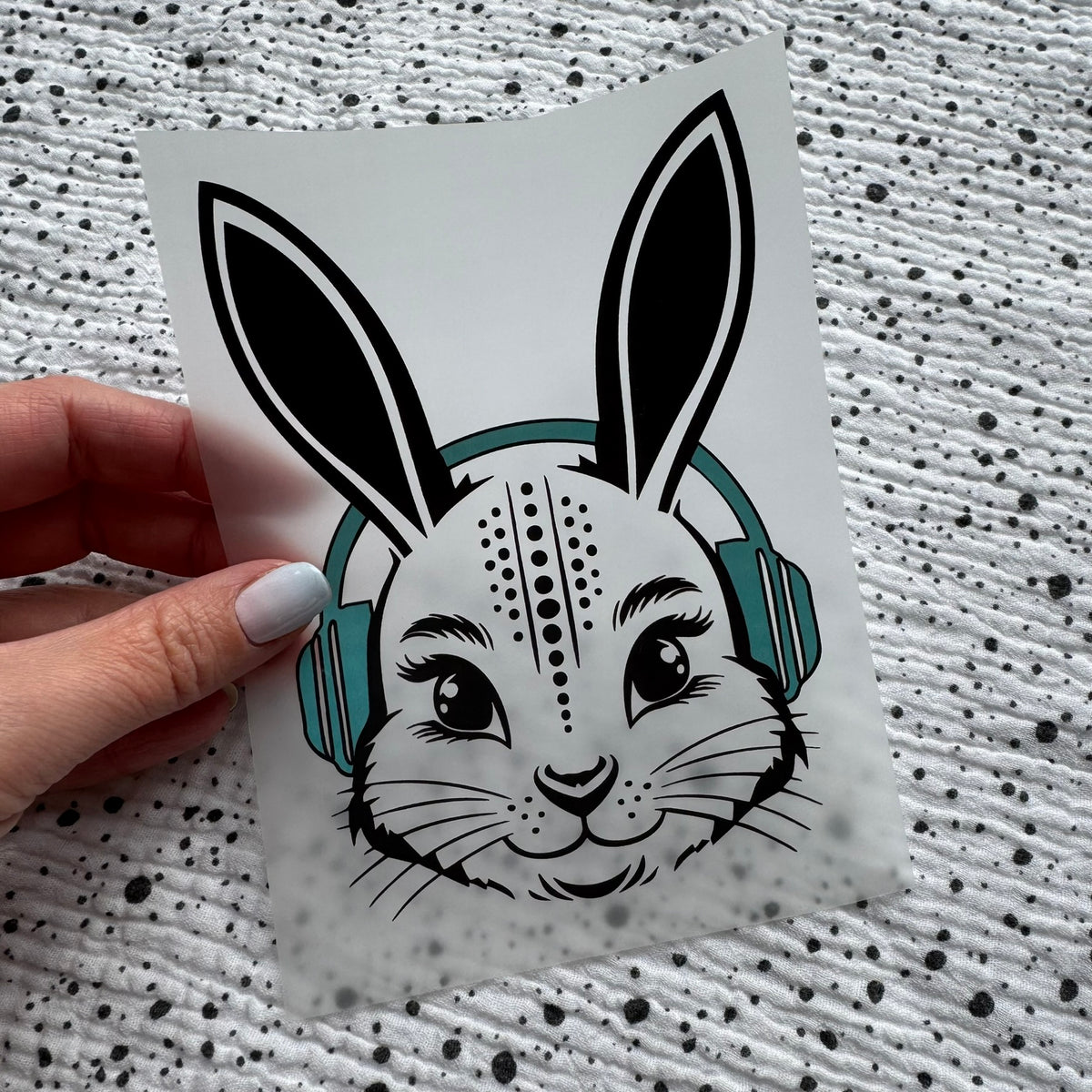 Bügelbild Sound Bunny Kid – Hasenkind mit Kopfhörern in Schwarz-Weiß