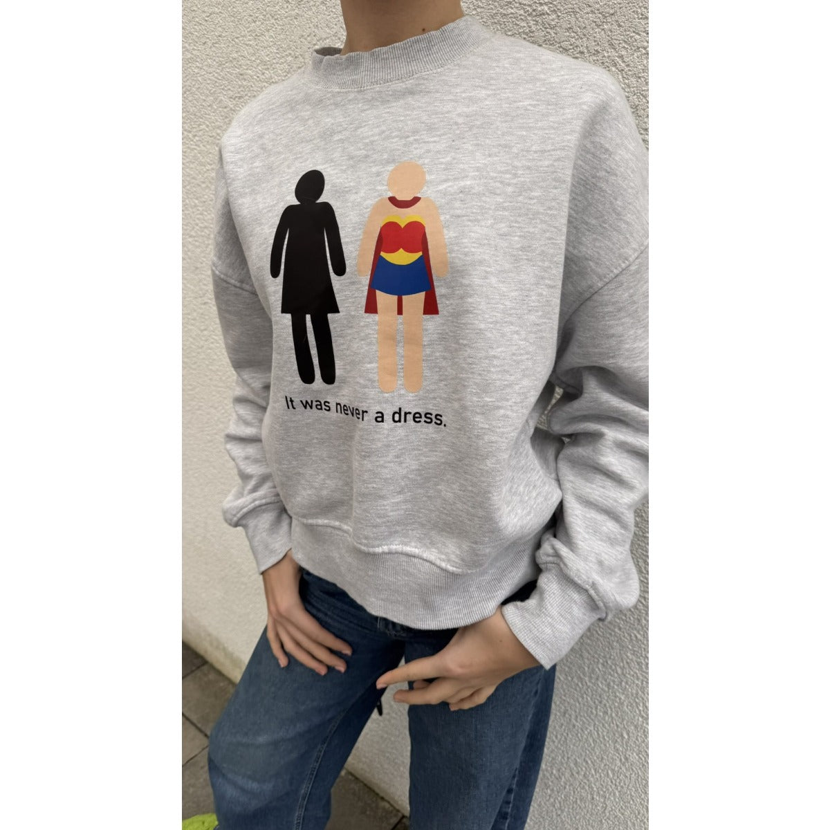 Bügelbild Super EmPower Nr. 1 auf einem grauen Sweatshirt (Beispielbild)