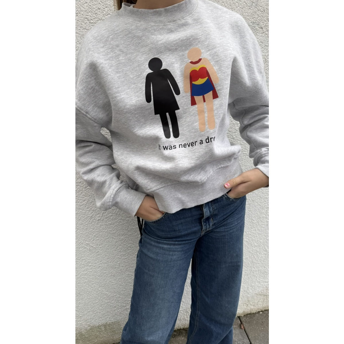Bügelbild Super EmPower Nr. 1 auf grauem Sweatshirt zu Jeans (Beispielbild)