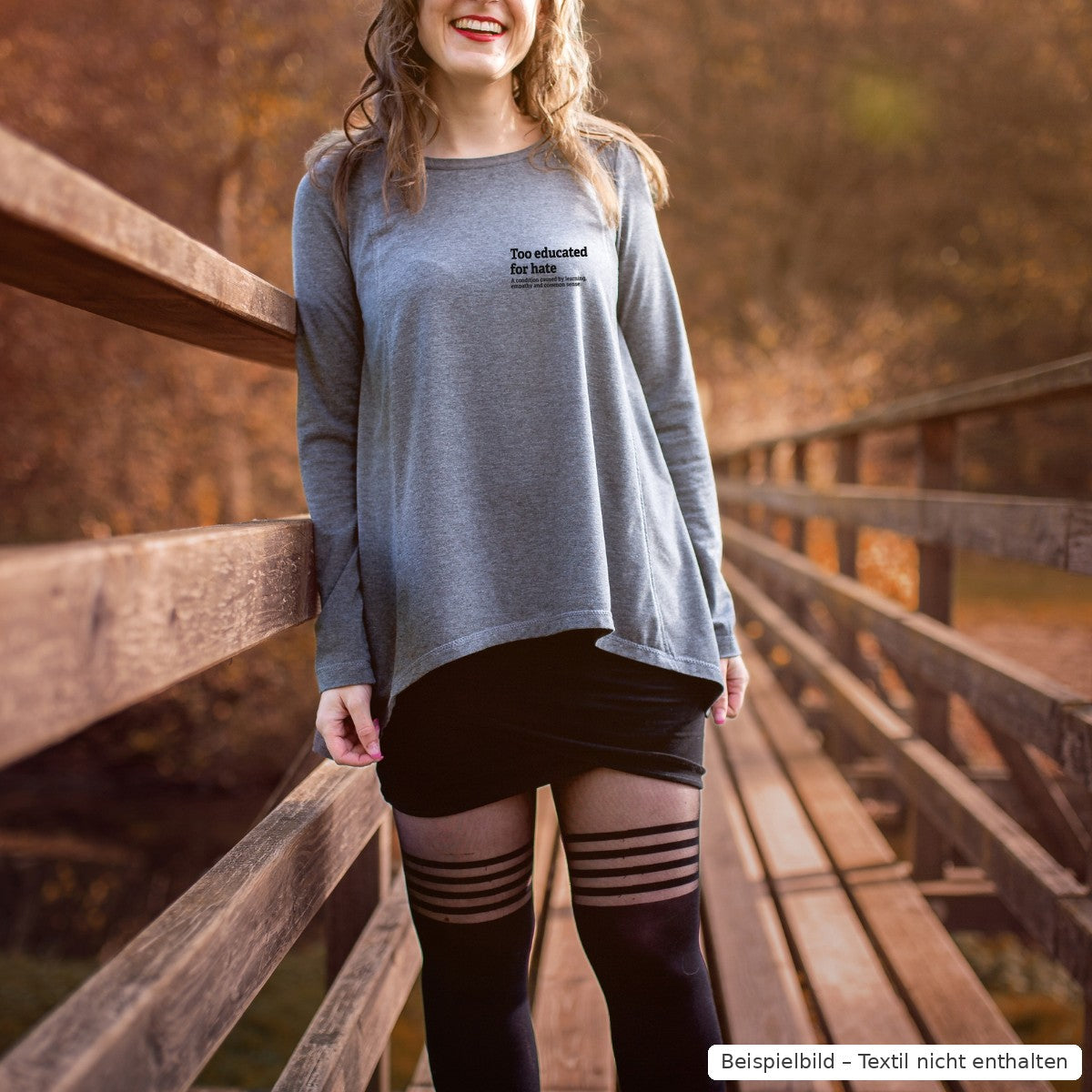 Bügelbild Too educated for hate klein in Schwarz links auf der Brust eines grauen Shirts (Beispielbild, Textil nicht enthalten)