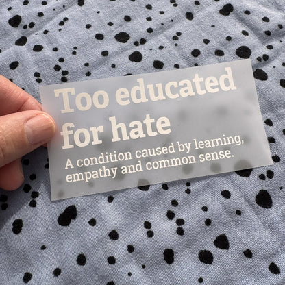 Bügelbild Too educated for hate klein in Weiß, ca. 9,7 x 5 cm, in der Hand gehalten