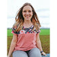 Lächelnde Frau im Family Shirt Damen im Colorblock aus dunklem Blumenstoff und altrosa Jersey mit angenähtem Ärmelaufschlag

