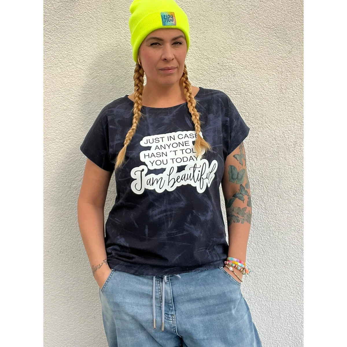 Frau mit Neon-Mütze im Family Shirt Damen aus dunklem Batikstoff mit Print „I am beautiful"