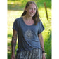 Frau im grauen Family Shirt Damen mit weißer Lotus-Mandala-Stickerei