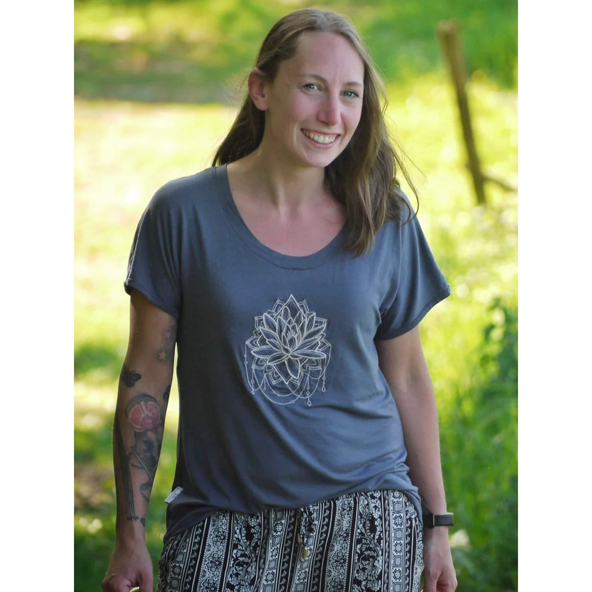 Frau im grauen Family Shirt Damen mit weißer Lotus-Mandala-Stickerei