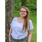 Frau mit Dreadlocks im schlichten hellflieder Family Shirt Damen