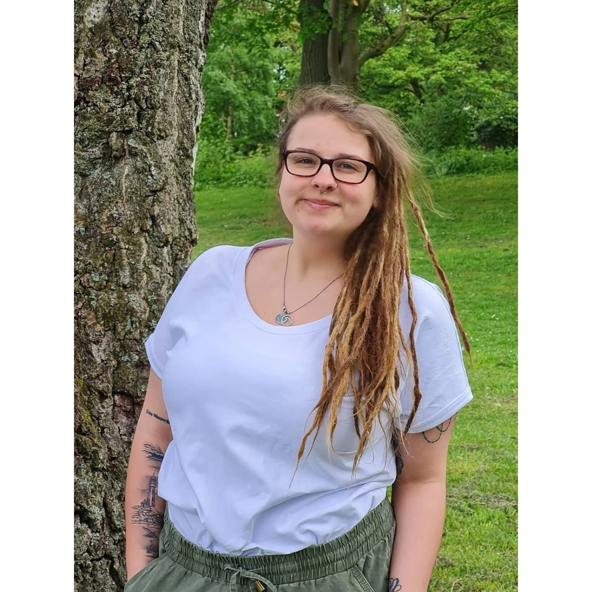 Frau mit Dreadlocks im schlichten hellflieder Family Shirt Damen