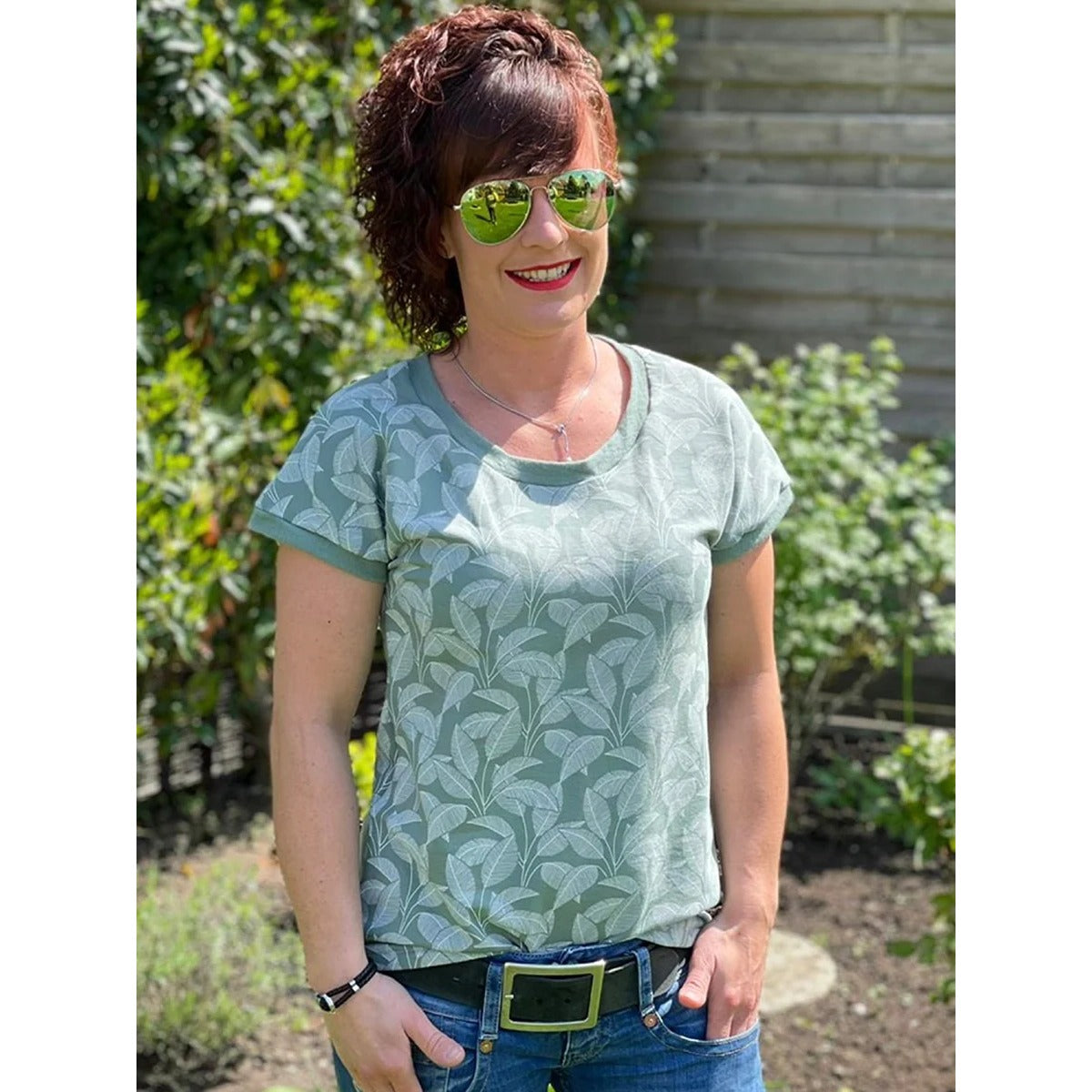 Frau mit Sonnenbrille im salbeigrünen Family Shirt Damen mit Blätter-Muster mit Bündchen an Hals-und Armausschnitten
