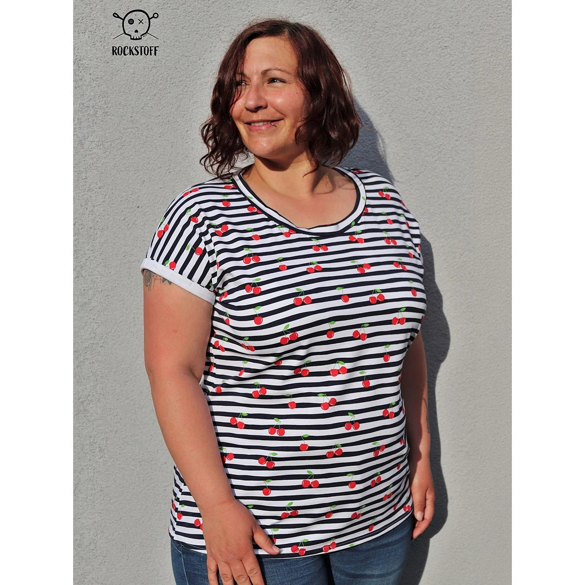 Frau im Family Shirt Damen mit schwarz-weißen Streifen und Kirschen-Print