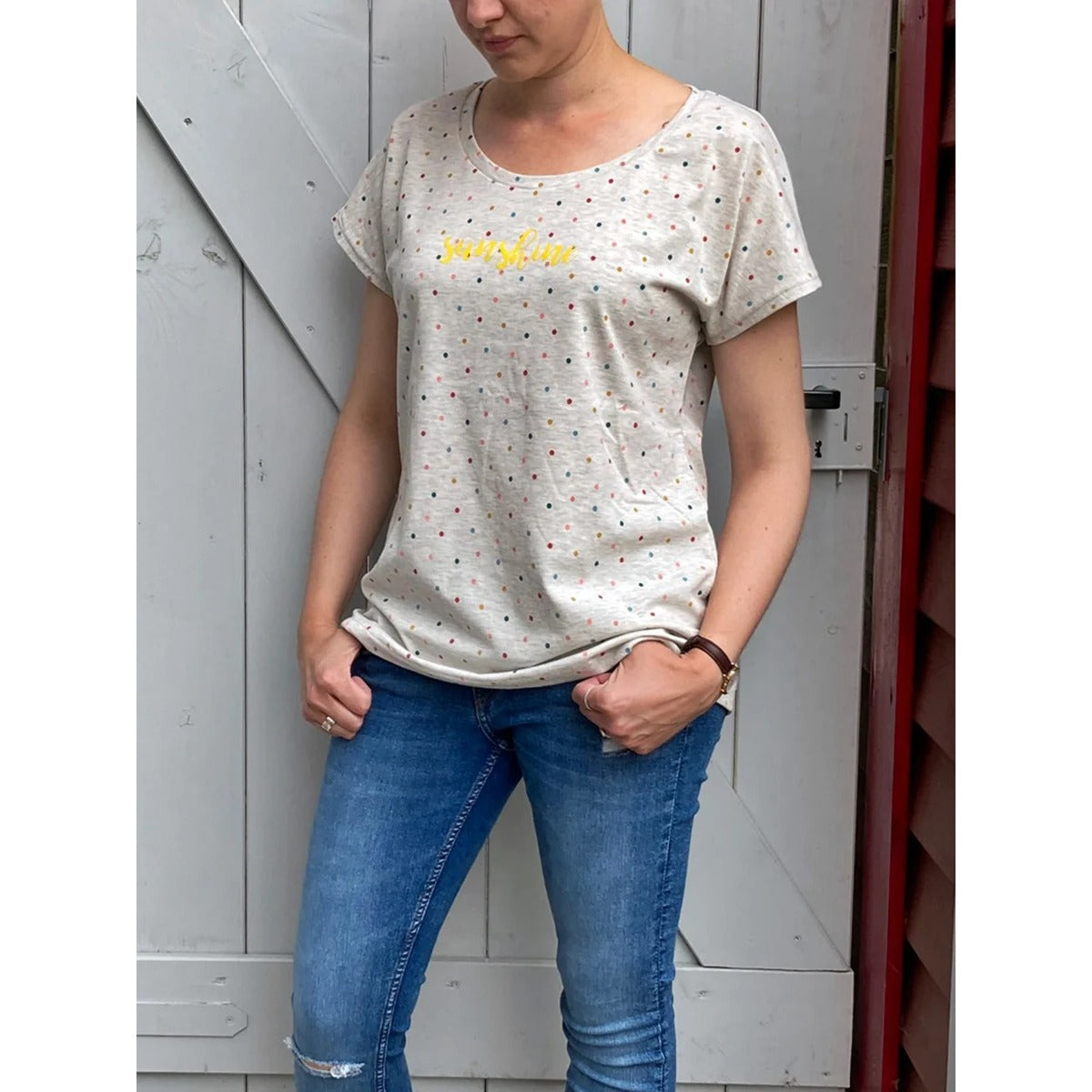Frau im hellen Family Shirt Damen mit bunten Punkten und Plotterdatei „sunshine"