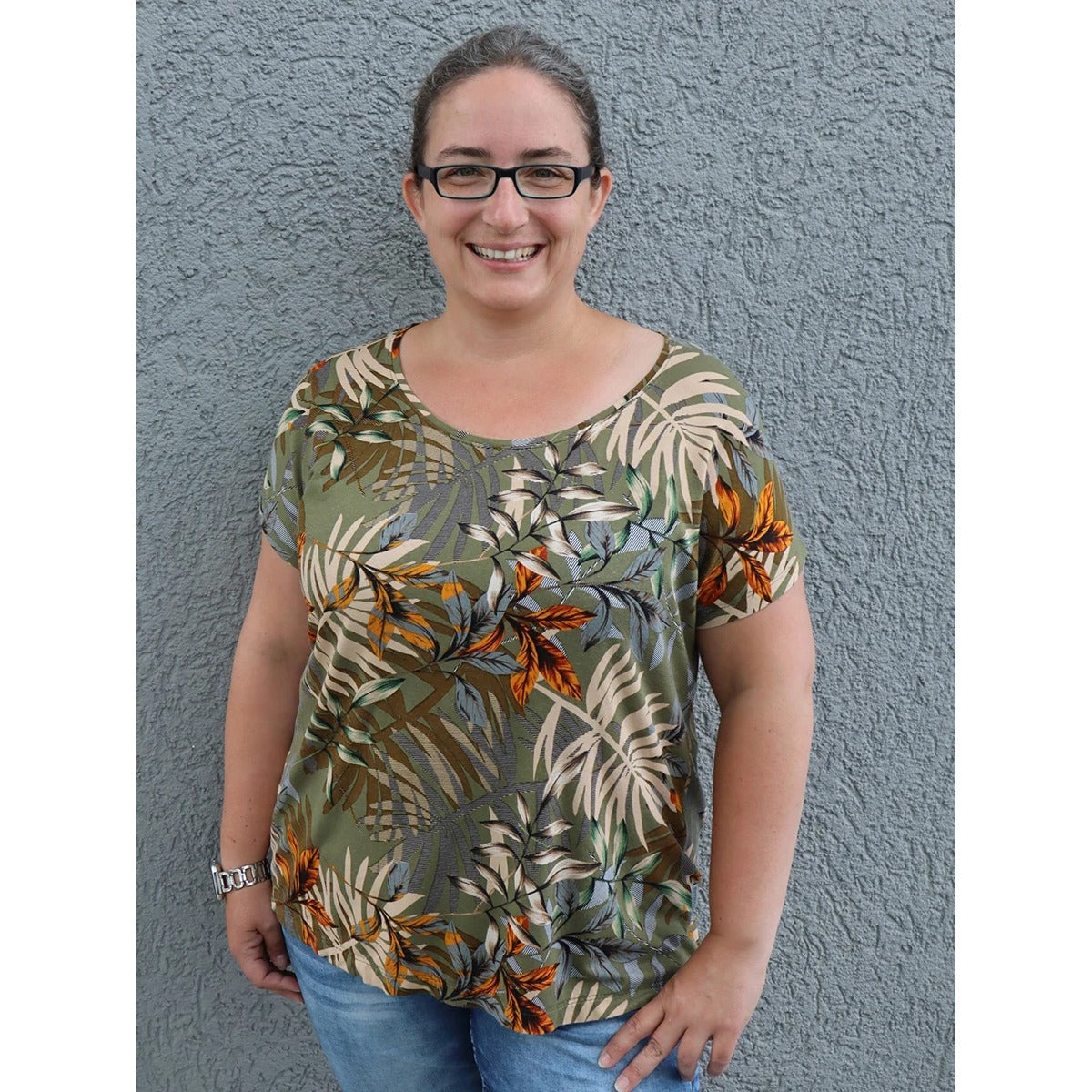 Frau im olivfarbenen Family Shirt Damen mit tropischem Palmenblätter-Print aus Viscosejersey

