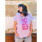 Frau im flieder Family Shirt Damen mit pinkem Print „Don't stop until you're proud" mit Ärmelaufschlag