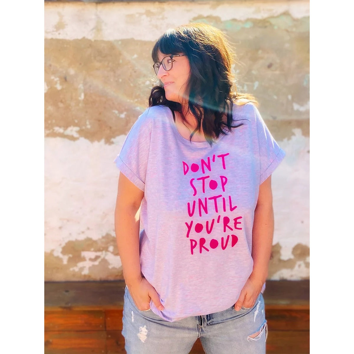 Frau im flieder Family Shirt Damen mit pinkem Print „Don't stop until you're proud" mit Ärmelaufschlag