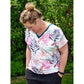 Frau im Family Shirt Damen mit V-Ausschnitt aus weißem Stoff mit buntem Blätter-Print