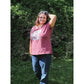 Junge Frau im altrosa Family Shirt Damen mit großem Frontprint