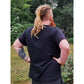 Rückansicht eines Mannes mit Dreadlocks im schwarzen Family Shirt Herren