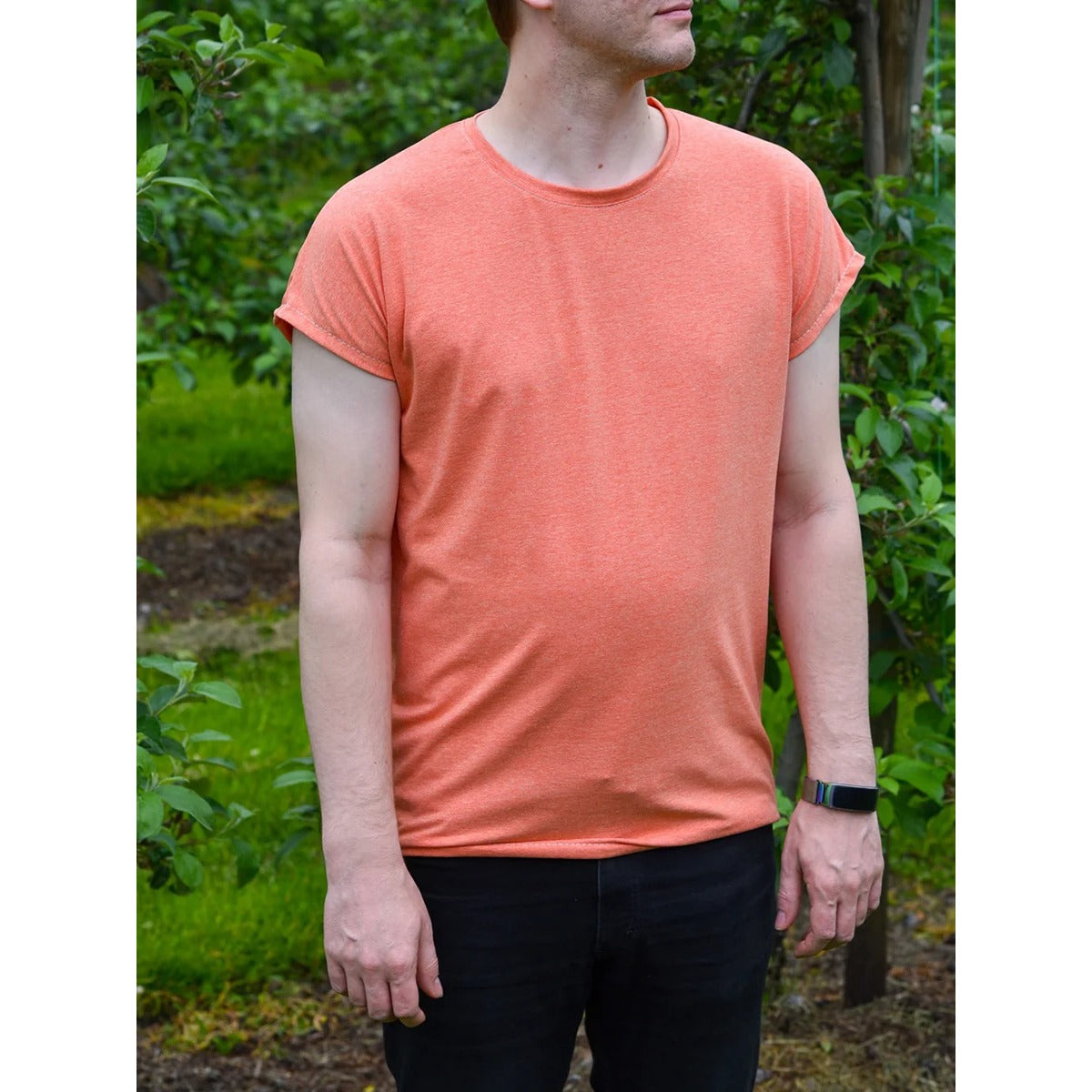 Mann im schlichten koralle-orangen Family Shirt Herren mit gesäumten Ärmeln