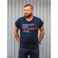 Mann im dunkelblauen Family Shirt Herren mit Print „Ehemann. Papa. Grillmeister. Held."