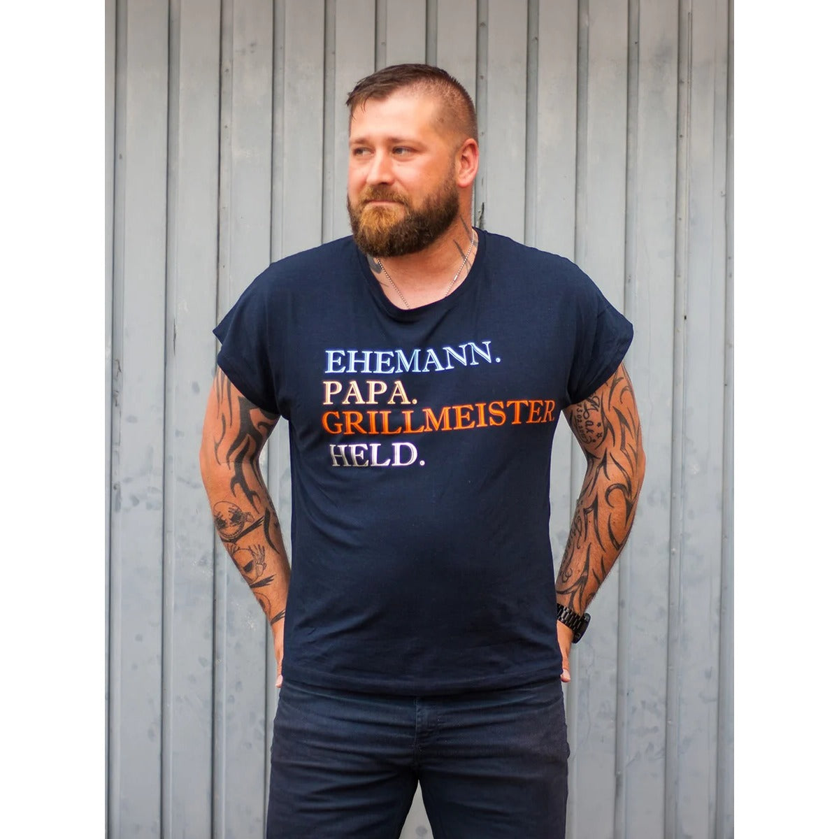 Mann im dunkelblauen Family Shirt Herren mit Print „Ehemann. Papa. Grillmeister. Held."