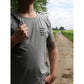 Mann im grauen Family Shirt Herren mit Rundhalsausschnitt, mit angenähten Ärmelbündchen aus dem selben Stoff und Print „Husband Daddy Protector Hero"
