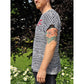 Mann im schwarz-weiß gestreiften Family Shirt Herren mit rotem Statement-Print, Seitenansicht