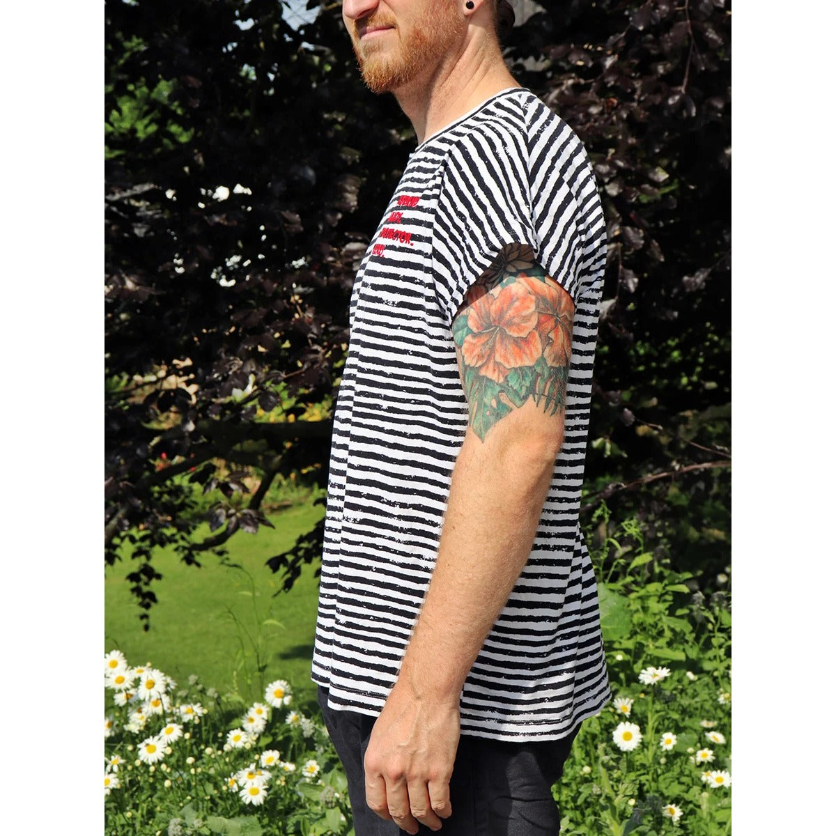 Mann im schwarz-weiß gestreiften Family Shirt Herren mit rotem Statement-Print, Seitenansicht