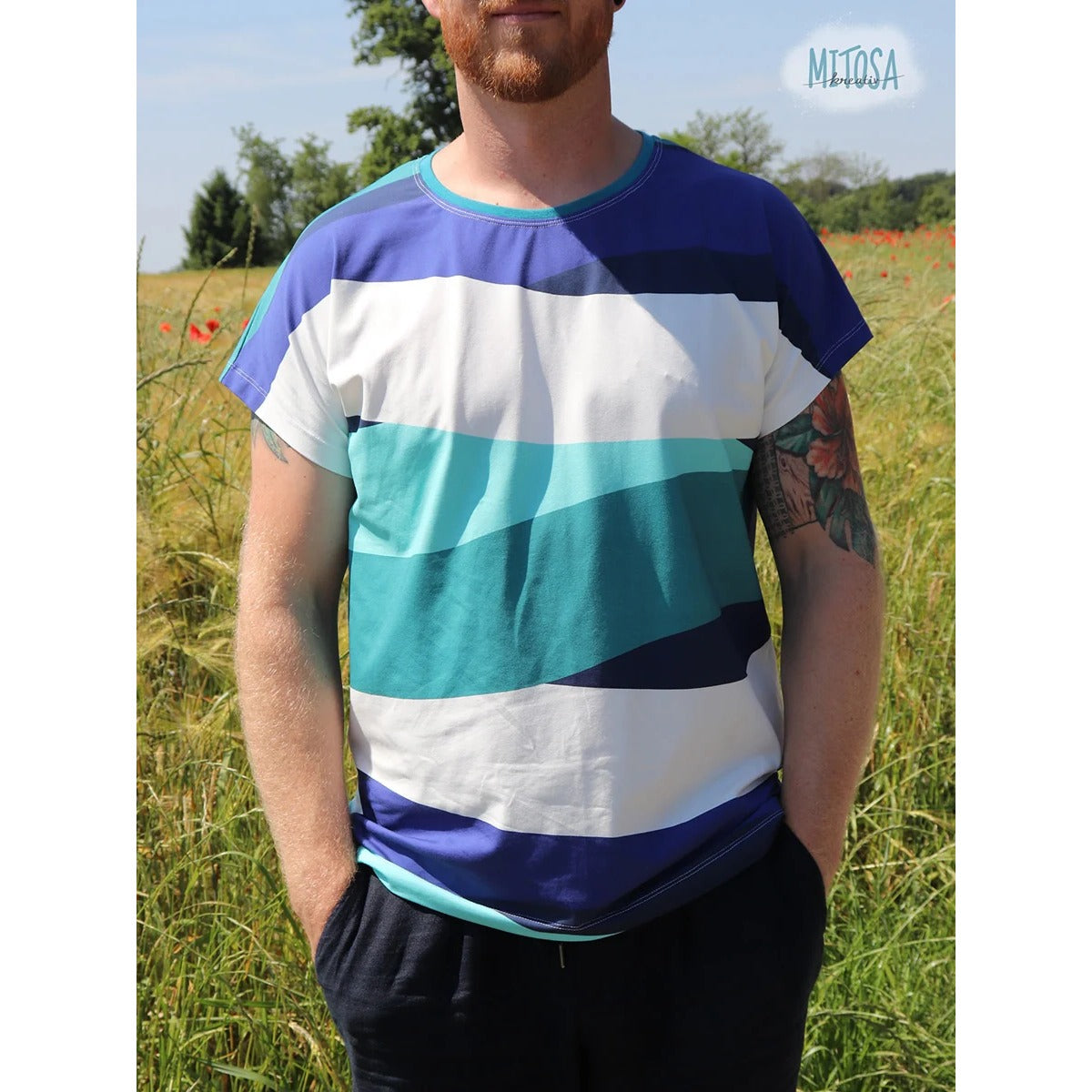 Mann im Family Shirt Herren mit Rundhalsausschnitt aus blau-türkisem Wellenstoff