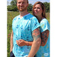 Paar im maritimen Partnerlook mit Family Shirt und V-Ausschnitt aus türkisem Anker-Stoff
