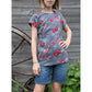 Mädchen trägt Schnittmuster Family Shirt Kids aus grauem Blumenjersey mit Ärmelaufschlag