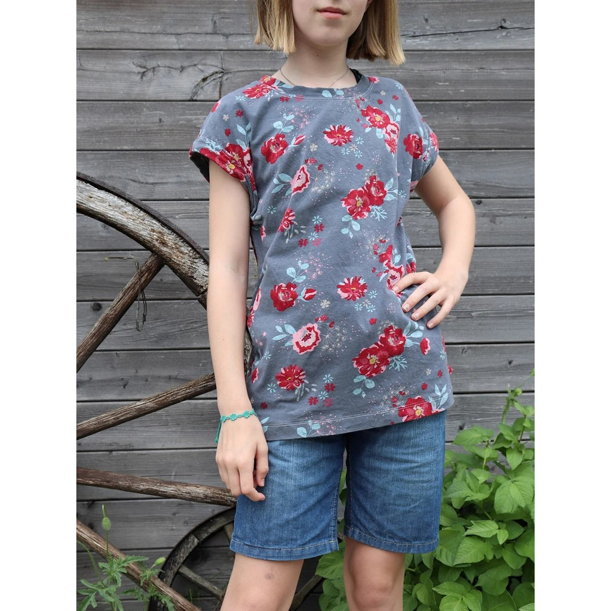 Mädchen trägt Schnittmuster Family Shirt Kids aus grauem Blumenjersey mit Ärmelaufschlag