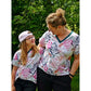Mutter und Tochter tragen Family Shirt mit V-Ausschnitt aus Stoff mit tropischem Blättermuster