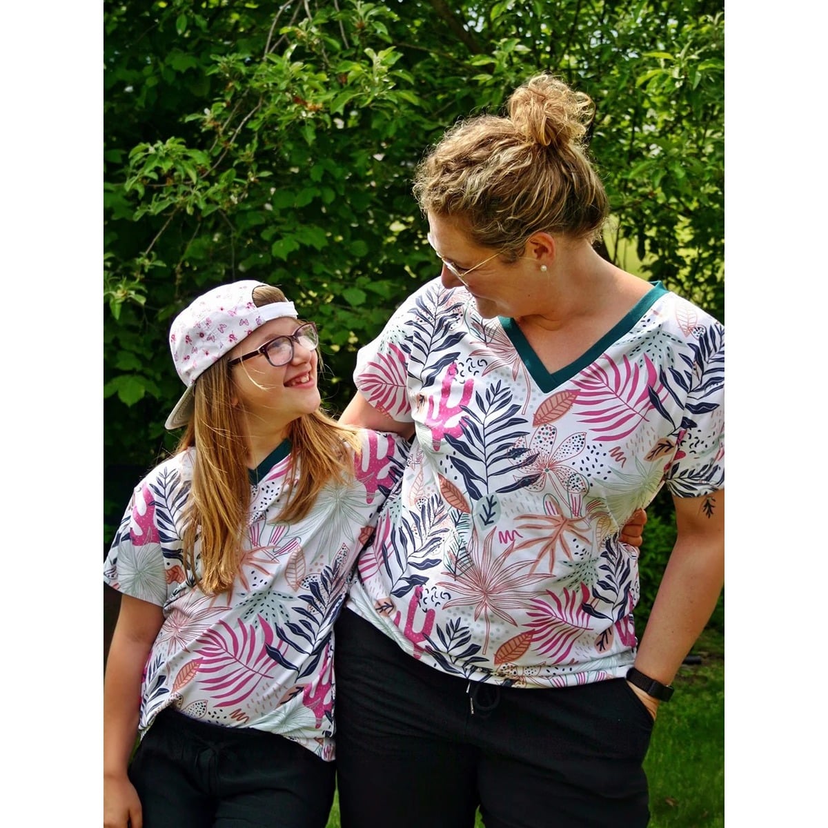 Mutter und Tochter tragen Family Shirt mit V-Ausschnitt aus Stoff mit tropischem Blättermuster