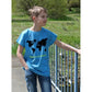 Junge im blauen Family Shirt Kids mit Weltkarten-Print „There is no Planet B"