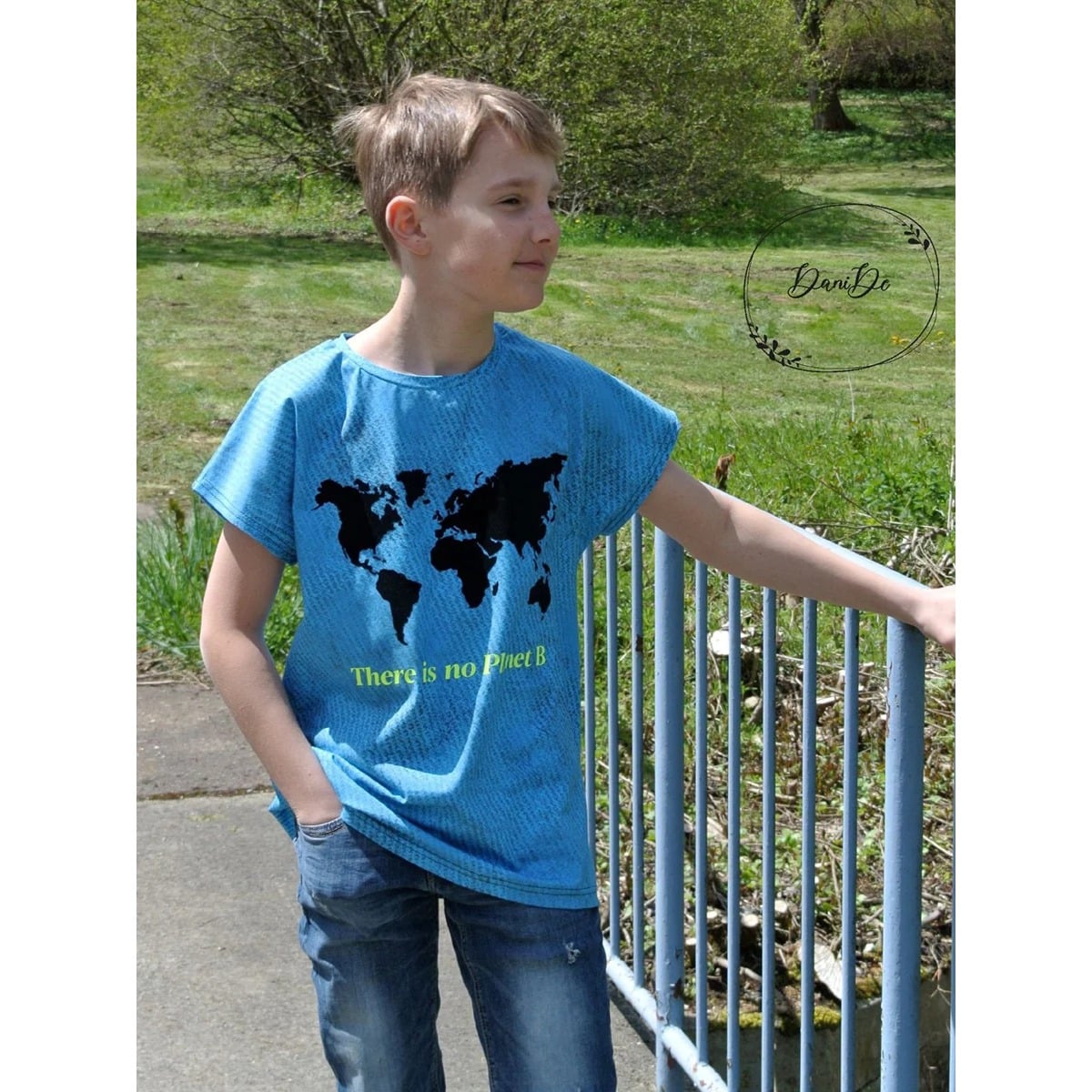 Junge im blauen Family Shirt Kids mit Weltkarten-Print „There is no Planet B"
