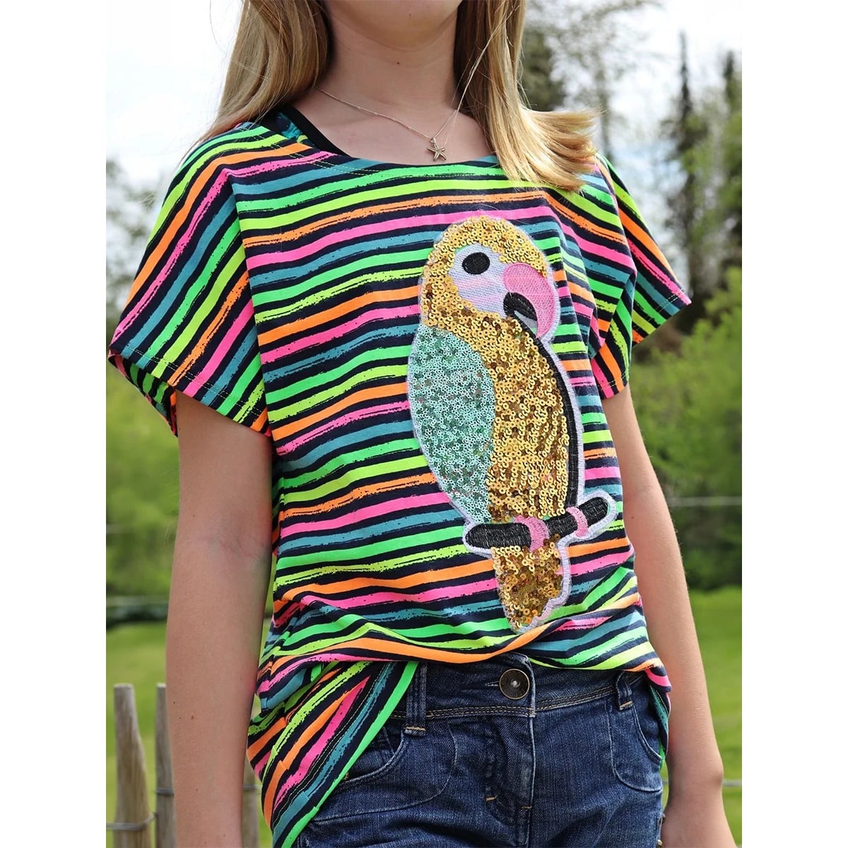 Mädchen im Family Shirt Kids aus Neon-Ringeljersey mit Papageien-Pailletten und gesäumtem Ausschnitt